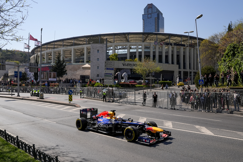 <p>Cumhurba�kan� Erdo�an, konu�mas�n�n ard�ndan 2027 y�l�nda ger�ekle�ecek F1 T�rkiye GP'nin sembolik start� i�in butona bast�.</p>