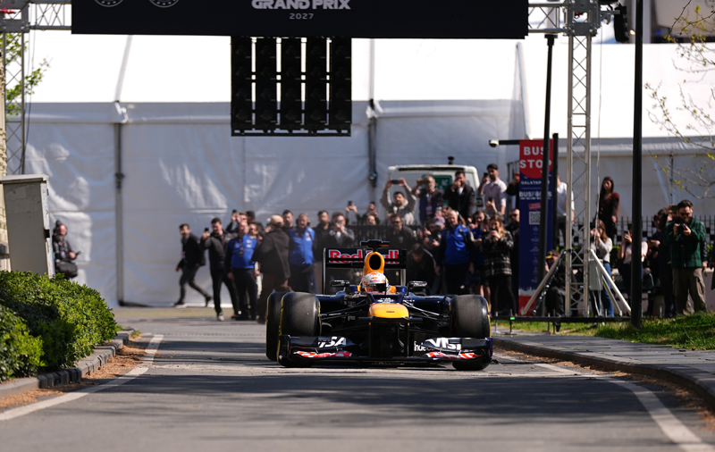 <p>Daha sonra Red Bull'un �ampiyon ara�lar�ndan olan Yuki Tsunoda'n�n kulland��� F1 test arac�, Galataport'tan hareketle, Karak�y g�zergah�n� takip ederek Dolmabah�e'ye geldi.</p>