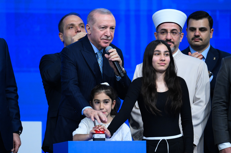 <p>Cumhurba�kan� Recep Tayyip Erdo�an, 'TOK� eliyle bug�ne kadar tam 1 milyon 762 bin sosyal konutu milletimizin hizmetine sunduk.' dedi.</p>