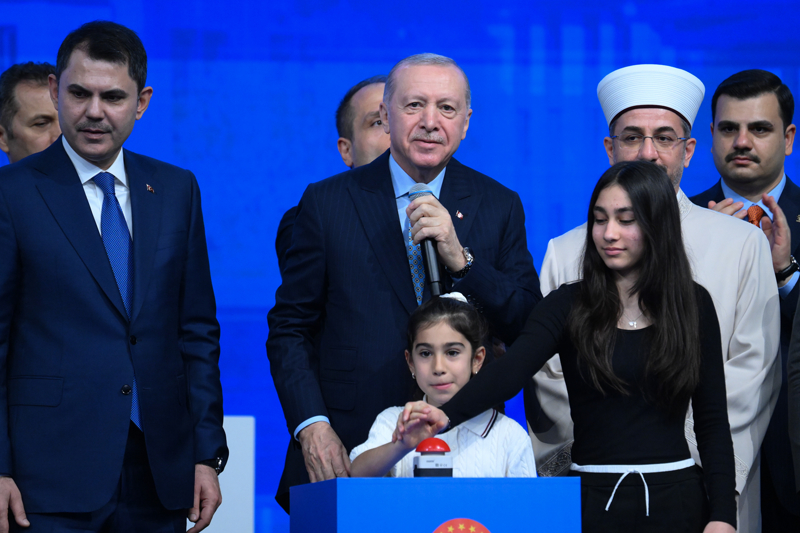 <p>Cumhurba�kan� Erdo�an, Atat�rk Havaliman� Millet Bah�esi'nde ger�ekle�tirilen 'Ev Sahibi T�rkiye' �stanbul kura �ekim t�reninde yapt��� konu�mada, AK Parti olarak 23,5 y�ld�r �ehirleri abat etmenin, millete hakk�yla hizmet etmenin gayretinde olduklar�n� s�yledi.</p>