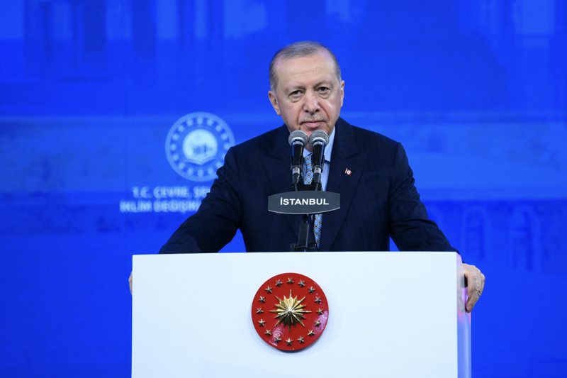 <p>Cumhurba�kan� Erdo�an, �stanbul'un ulvi, manevi, muteber ve m�stesna bir �ehir oldu�unu belirterek, '�stanbul bizim d�nyaya a��lan kap�m�z, �stanbul bizim vizyon �ehrimiz, �stanbul bizim g�zbebe�imiz. Deniziyle topra�� visale erdi�i bu muhte�em �ehirde sizlerin kar��s�na yeni eserlerle, hizmetlerle, projelerle ��kman�n bahtiyarl��� i�erisindeyim. Sizlerin bu tevecc�h�ne mazhar olmay�, verdi�imiz s�zleri tutmay� bizlere nasip eden Allah'a sonsuz ��k�rler olsun diyorum.' diye konu�tu.</p>