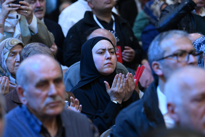 <p>Erdo�an, sosyal konut ve kentsel d�n���m hamlelerinin bu gayretlerinin en somut tezah�rleri oldu�unu aktararak, '�unu bug�n b�y�k bir gururla ifade etmek isterim. TOK� eliyle bug�ne kadar tam 1 milyon 762 bin sosyal konutu milletimizin hizmetine sunduk.' diye konu�tu.</p>