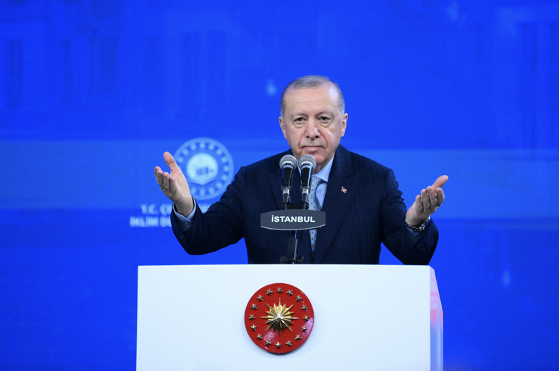 <p>Bug�n yine milletle ayn� safta, ayn� duyguda ve ayn� kararl�l�kta olduklar�n� belirten Cumhurba�kan� Erdo�an, 'Bug�n bir �a��n kapan�p di�erinin a��ld���, fethini Peygamber Efendimiz'in mu�tulad��� g�zel �stanbul'day�z. Bak�n�z buras� �ehirlerden bir �ehir de�ildir, buras� alt� asr�n birikimi, atalar�n hazinesi, milletimizin en g�zel eseridir. Buras� merhum Nihad Sami Banarl� hocam�z�n ifadesiyle, 'En az �stanbul T�rk�esi kadar g�zel, b�t�n as�rlardan ve uzak yak�n b�t�n vatanlardan derlenmi� zengin bir terkip, e�siz bir neticedir.' Buras� d�nyan�n en uzun �m�rl�, Fatih milletinin �� k�tada kurdu�u imparatorluk topraklar�nda g�zel, y�ce ve iyi ne kadar k�ymet varsa hepsini toplad��� yerdir.' ifadelerini kulland�.</p>