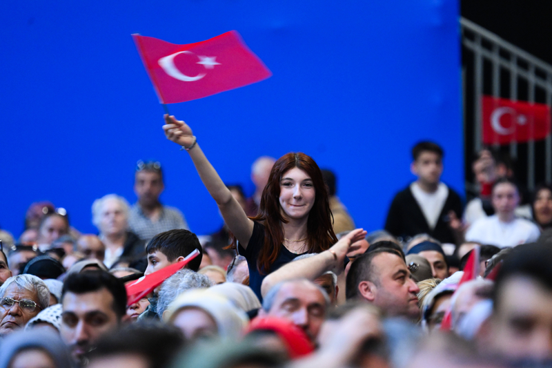 <p>'Meseleyi sadece yeni konut �retimi olarak g�rmedik. �ehirlerimizin emniyetini sa�lamak, riskli yap� stokunu azaltmak i�in kollar� s�vad�k. Bug�ne kadar �stanbul'da 986 bin, T�rkiye genelinde ise 2 milyon 262 bin ba��ms�z b�l�m� d�n��t�rmeyi ba�ard�k. �stanbul'da 232 bin 533 ba��ms�z b�l�m�n in�a s�reci, 125 binin proje s�reci kentsel d�n���m �al��malar� kapsam�nda devam ediyor. 81 ilimizde toplam 264 bin ba��ms�z b�l�m�n yap�m� da yine kentsel d�n���m faaliyetleri �er�evesinde s�r�yor. �stanbul'un d�n���m s�recini daha da h�zland�rmak i�in 'Yar�s� Bizden' kampanyas�n� hayata ge�irdik. Bug�n itibar�yla 316 bin ba��ms�z b�l�m� 'Yar�s� Bizden' kampanyas�na dahil ettik. Kampanya kapsam�nda 83 bin ba��ms�z b�l�mde d�n���m tamamland�, 233 bin ba��ms�z b�l�m�n ise proje ve in�a �al��malar� devam ediyor. �u ger�e�in alt�n� bug�n bir kez daha �izmek durumunday�m. �stanbul'un g�venli�i i�in yegane ��z�m kentsel d�n���md�r. �stanbul'un bundan daha acil, daha �ncelikli bir g�ndemi yoktur. �stanbul, afetlere ne kadar haz�r ve diren�li olursa �stanbul o derece g��l� olur. Onun i�in buradan t�m vatanda�lar�m�za �u �a�r�y� yapmak istiyorum: Gelin bu kampanyalar�, bu f�rsatlar� de�erlendirin. Binan�z� d�n��t�rmek i�in ge� olmadan harekete ge�in. T�m vatanda�lar�m�zdan bu konuda ayr� bir hassasiyet bekledi�imi bug�n bir kez daha ifade ediyorum.'</p>