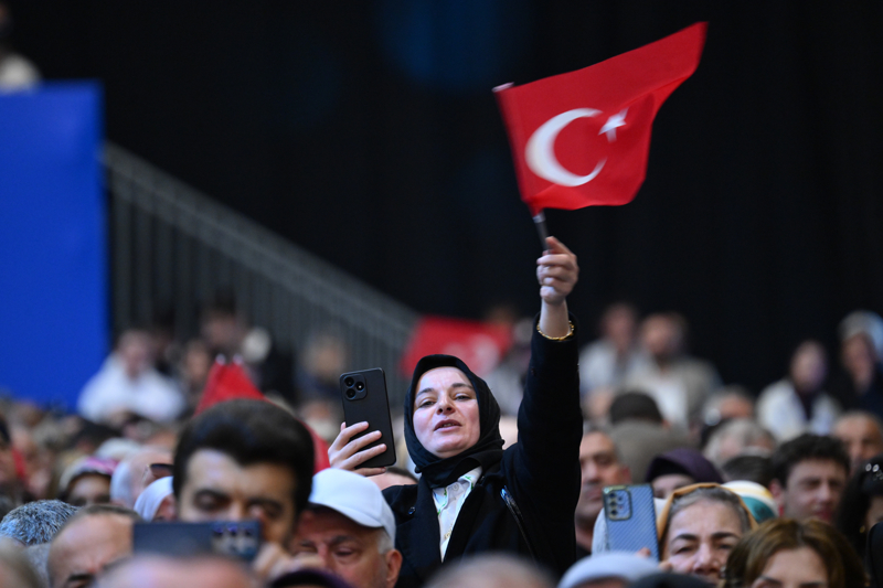 <p>Cumhurba�kan� Erdo�an, kentsel d�n���m alan�nda bunlar� yaparken deprem b�lgesinde de tam bir seferberlik ruhuyla �al��t�klar�n� anlatt�.</p>