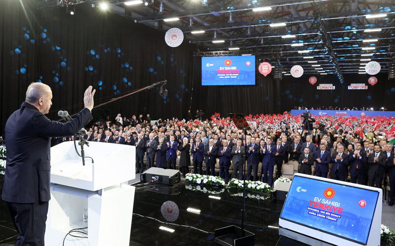 <p>'Kahraman ecdad�m�z�n as�rlard�r cenk meydanlar�n� co�turdu�u mehter mar��m�z� protesto edecek kadar tarih �uurundan yoksun durumdalar. Koca koca adamlar i�i g�c� b�rakm��lar, �ocuk Bayram�'nda �ocuklardan olu�an mehteran tak�m�na s�rtlar�n� d�n�yorlar. Sultanl�k diyerek, padi�ahl�k diyerek mehter mar��m�zdan bile Cumhuriyet kar��tl��� �retmeye �al���yorlar. Komik desen komik de�il, mant�kl� desen mant�kl� de�il. Rahmetli Ahmet Kaya'n�n o me�hur �ark�s�ndaki gibi 'Nereden baksan tutars�zl�k, nereden baksan ahmak�a?' Ana muhalefetin sap�r sap�r d�k�len bu hallerini g�rd�k�e 'Allah bunlara ak�l fikir versin.' demekten ba�ka inan�n elimizden bir �ey gelmiyor.'</p>