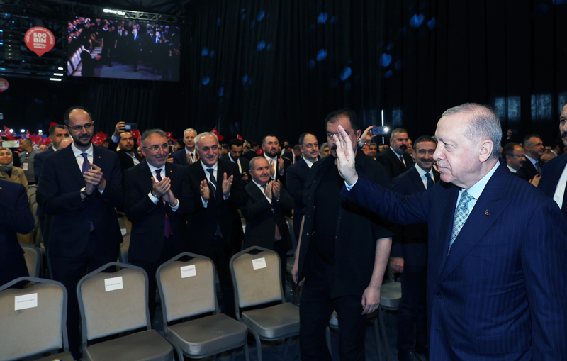 <p>Kendilerinin Mahalli �dareler Se�imi ve Genel Se�imler'de sand�ktan ��kan iradeye milletin emaneti olarak bakt�klar�n� vurgulayan Erdo�an, 'Onlar ise belediyeleri adeta ya�malanacak bir ganimet olarak g�r�yor. Y�nettikleri �ehirlerde vatanda� s�k�nt� �ekiyormu�, trafik art�k katlan�lamaz hale gelmi�, en temel hizmetlerde aksamalar oluyormu�. Meydanlarda verilen s�zler tutulmuyormu�. Bunlar�n hi�biri ana muhalefet partisinin umurunda dahi de�il.' dedi.</p>