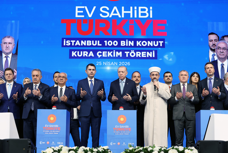 <p>'Bizim ula�t���m�z bu seviyelere ana muhalefetin hayalleri bile ula�am�yor. Yap�lan� karalaman�n, hizmet edene, i� ve ticaret �retene �amur atman�n �tesine hi�bir zaman ge�emiyorlar. Gece ile g�nd�z, siyah ile beyaz ne kadar farkl�ysa ana muhalefetle bizim aram�zda da i�te b�yle derin bir zihniyet fark� var. Biz i� yapman�n, eser ortaya koyman�n, �ehirlerimizin sorunlar�na ��z�m �retmenin derdindeyiz. Onlar ise belediyeleri hortumlaman�n, zenginliklerine zenginlik katman�n pe�indeler. Bizim g�ndemimizde �stanbul'la birlikte t�m �ehirlerimiz i�in ta� �st�ne ta� koymak var. Onlar�n g�ndeminde para kuleleri var, i�i avro dolu baklava kutular� var. Milyon dolarl�k r��vet pazarl�klar� var.'</p>