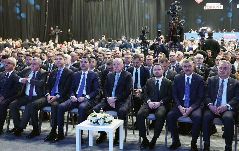 <p>Cumhurba�kan� Erdo�an, ana muhalefetin, sadece milletin g�ndeminden de�il, ayn� zamanda tarihinden de kopuk oldu�unun alt�n� �izerek, s�zlerini ��yle s�rd�rd�:</p>