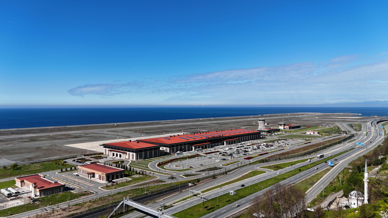 <p>Kentte hava yolu �irketlerinin y�neticilerinin kat�l�m�yla kapsaml� bir de�erlendirme toplant�s� yapt�klar�n� dile getiren Bayda�, ek sefer taleplerinin ele al�nd���n� ifade etti.</p>