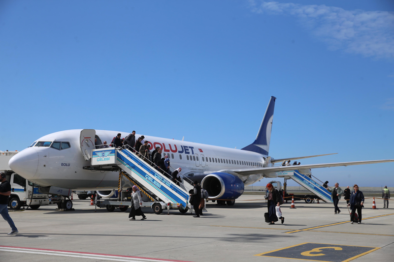 <p>'Havaliman�m�z potansiyeli itibar�yla iyi kullan�lan ve sefer say�lar� da ba�ar�l� bir bi�imde artan, dolu dolu ge�en bir havaliman�. Bunun bu manada geri d�n��lerini bu rakamlar bize veriyor, do�ruluyor. Havaliman�n�n bu dolulukla kullan�lmas�yla her y�n�yle sadece turizm de�il, �ehrin ekonomisi, sanayisi i�in ciddi getirileri oluyor ve olmaya devam edecek.'</p>