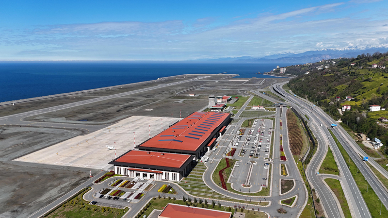 <p>Rize Valisi �hsan Selim Bayda�, AA muhabirine, g�reve ba�lad��� d�nemde havaliman�nda 1 milyonuncu yolcunun kar��land���n� belirterek, yolcu say�s�n�n her ge�en y�l artaca��n� s�yledi.</p>