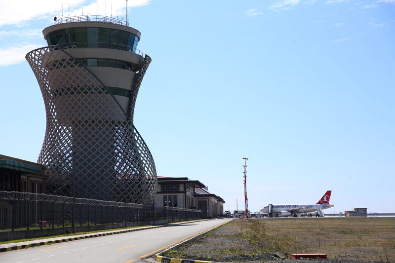 <p>'Lojistik liman tamamland���nda havaliman�yla ba�lant�l� olarak da ticaret ve ta��mac�l��� konu�uyor olaca��z. Turizmle ilgili biz art�k hava yolu ta��mac�l���yla birlikte sekt�r� ve ivmelerini konu�uyoruz, konu�aca��z. Bunlar�n her birinin temelinde bir havaliman�n�n varl���, o havaliman�n�n kullan��l� olmas� temel ta�� olu�turuyor. Dolay�s�yla bu rakamlar her ge�en g�n artacakt�r. Yak�n co�rafyam�z�n, Artvin'imizin hatta G�rcistan'�n etkisini g�r�yoruz. Bu seferlerin dolu dolu olmas�yla gelecekte bu rakamlar�n artarak devam edece�ini, ihtiya� olduk�a da bunlar�n revize edilece�ini, g�ncellenece�ini ifade etmek istiyorum.'</p>