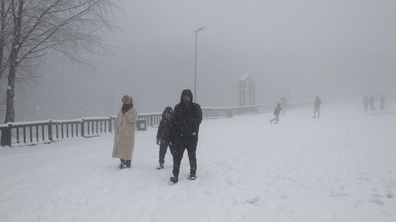 <p>Kar kal�nl��� 12 santimetreye ula��rken, Kocaeli B�y�k�ehir Belediyesi Yol ve Bak�m Dairesi Ba�kanl���'na ba�l� A Tak�m� ve Yol Timi ekipleri, ula��m�n aksamamas� i�in g�rev yap�yor.</p>