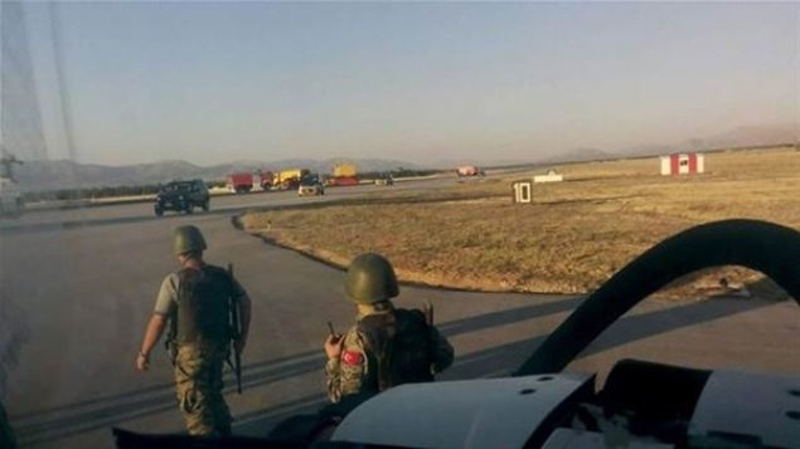 Sava� u�aklar�na silah y�klenmi� kalk�� i�in motor �al��t�rm��t�. Gelen talimatla ARFF ekipleri, ara�lar�n� �al��t�rd�. Piste ��k�� yollar�n� kapad�. Bu s�rada 39 darbeci askerlerden baz�lar�, ara�lar� piste �ekmeye �al��an ARFF ekiplerinin yan�na gelerek ara�lar�n piste �ekilmemesini s�yledi. ARFF ekibinin ara�lar�n piste �ekilmesi i�in talimat ald�klar�n� s�ylemesi �zerine darbeci askerler silah �ekti. ARFF ekibi kendilerine silah �ekilmesine ra�men t�m ara�lar� piste yan �ekilde park etti. Bu s�rada ise darbeci pilotlar ise koruganlardaki u�aklar�n motorlar�n� �al��t�rd�. Havalanmak �zere yerde ilerlerken pistin kapal� oldu�unu g�r�nce kalk�� yapamayaca��n� anlad�lar. U�aklar� yeniden koruganlara sokmak zorunda kald�lar.   