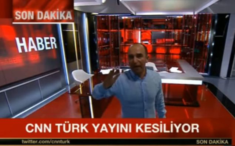 Halk, Do�an Medya Merkezi'nin de �n�nde birikti. Askerler buradaki gazetecilerin g�rev yapmas�n� engelleyince, bo� st�dyoya ses teknisyeni girdi ve durum hakk�nda k�sa da olsa bilgi vermeye �al��t�.     