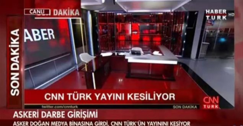 Canl� yay�n bo� st�dyo g�r�nt�s�yle s�rerken 'Asker d��ar�' sesleri y�kseldikten bir s�re sonra silah sesleri y�kseldi.  Cuntac�lar�n yay�n yasa��na ekranda direnenleri ise t�m T�rkiye bu g�r�nt�lerle izledi.     Canl� yay�n st�dyosuna ��kan bir erkek 'Ya Allah bismillah Allahu ekber' dedi.    