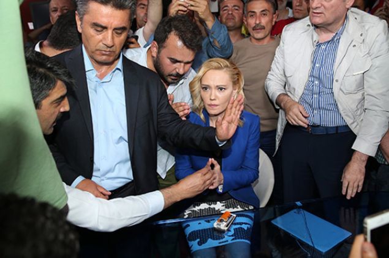 '3-4 saat kadar �nce burada kabus dolu saatler ya�ad�k. Meslek hayat�m�n en zor yay�n�n� yapt�m. Silahl� ki�iler taraf�ndan st�dyomuzda, haber merkezimizde al�konulduk. Saatler boyunca rehin tutulduk. Kollar�m�z arkadan ba�land�. Tehdit edildik. Her hareketimiz izlendi. St�dyoda o bildiri metnini, silahl� ki�iler taraf�ndan zorland�m.'   