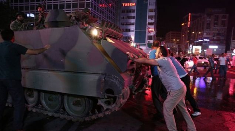 Ankara'da K�z�lay Meydan�'nda halk tanklara kar�� koydu.    