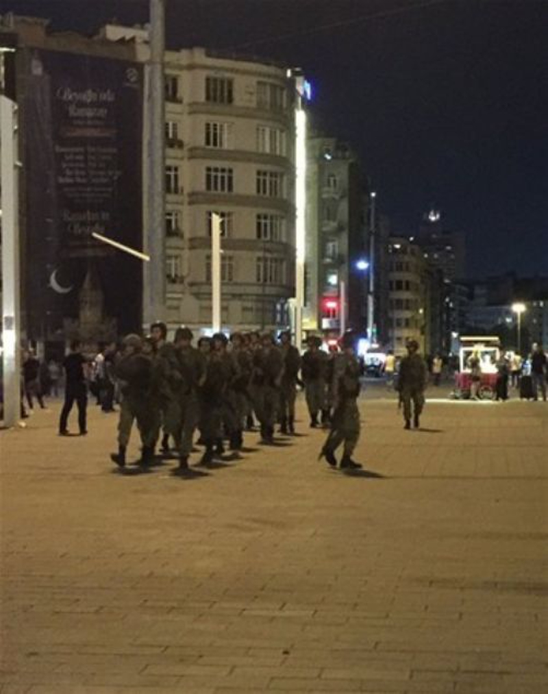 Darbe yapmaya �al��anlara kar�� halk �lkenin her yerinde kuvvetli bir diren� g�sterdi. Tanklar�n kar��s�nda set olu�turan, �n�ne yatan, askerin silah�na sar�lan, meydanlar� dolduran ve cuntac�lar�n kur�unlar�yla can verenler oldu. ��te o geceden haf�zalara kaz�nan say�s�z demokrasi kahraman� vard�.   