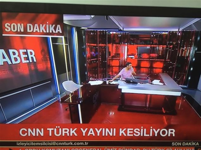 Askerler st�dyoya girdi�i ana kadar yay�n yapan CNN Turk, yay�nlar� engellenince, bo� st�dyo g�stererek canl� yay�na devam etti.      Canl� yay�n st�dyosu bo�alan CNN T�rk'�n ekranlar�na, kamera arkas�nda ya�anan tart��ma sesleri yans�d�.   