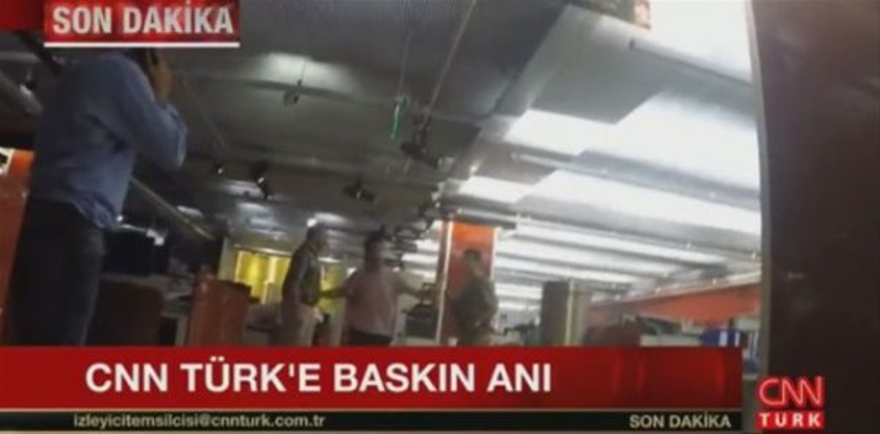 Darbe giri�iminde bulunan askerlerden birka�� taraf�ndan bas�lan Do�an Medya Center'daki CNN T�rk binas�na bask�n b�yle ger�ekle�tirildi.   