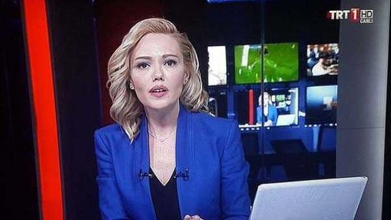 Gerginli�i belli olmas�na ra�men profesyonel bir �ekilde i�ini yapan haber spikeri, daha sonradan bu yay�n� silah zoruyla yapt�klar�n� a��klad�.  