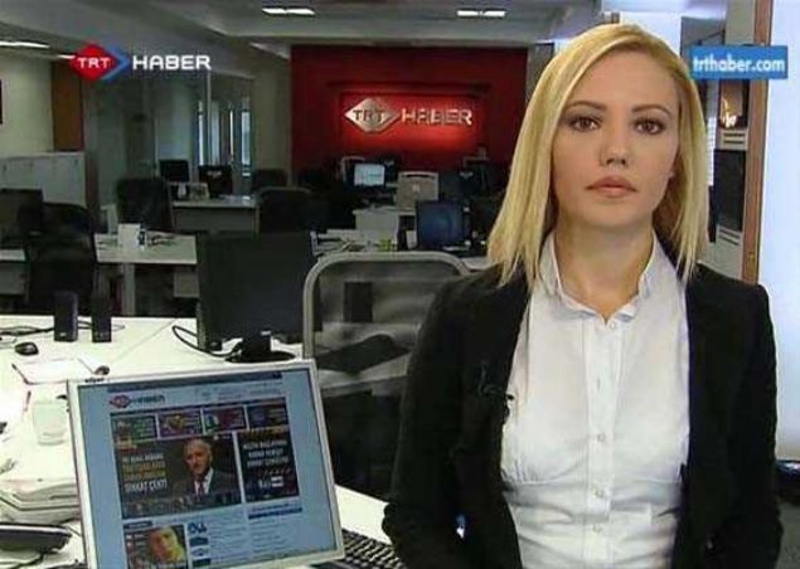Uzun y�llard�r TRT'de �al��an Tijen Kara�; 2000 y�l�nda TRT'de Ya�am ve Gen�lik adl� program� sundu.  