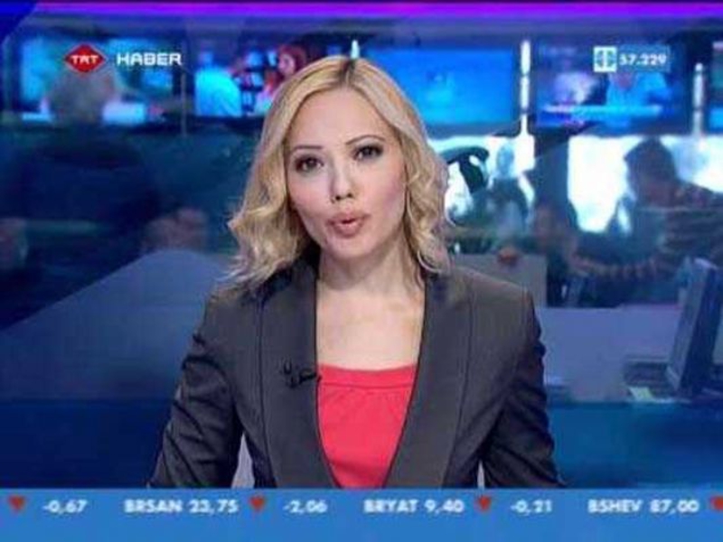 Silah zoruyla bildirgeyi okurken sesi titrese ve gerginli�i belli de olsa, yay�n s�ras�ndaki profesyonelli�i, herkesin takdirini toplad�.  