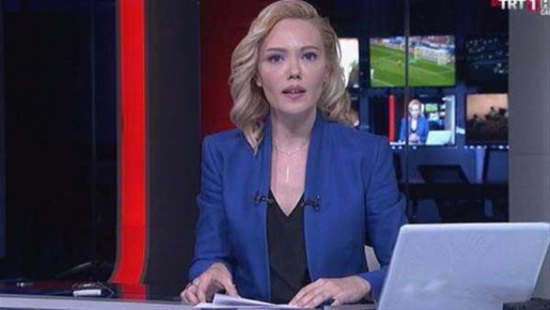 Deneyimli spiker Tijen Kara�, darbe giri�imi bildirisini canl� yay�nda okuyarak bir anda milyonlarca insan�n dikkatini �ekti.  