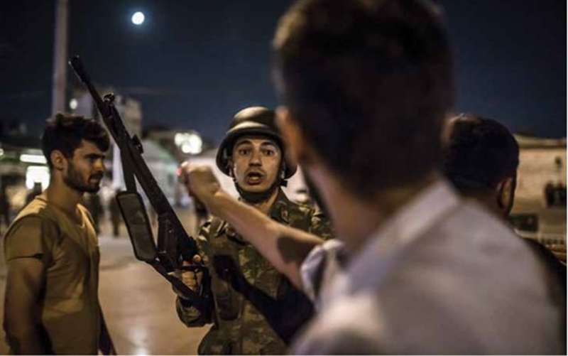 �stanbul Taksim Meydan�'nda toplanan vatanda�lar�n �stanbul ve Ankara'daki askeri kalk��maya yo�un tepki g�sterdi.    