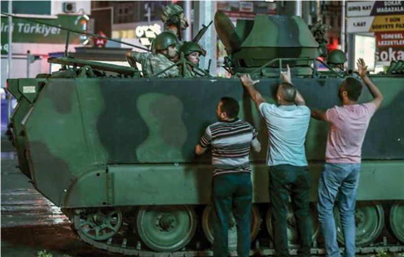 Ankara K�z�lay Meydan�'nda askeri kalk��may� protesto etmek i�in toplanan vatanda�lar, K�z�lay'dan ge�i� yapan tanklar�n ilerleyi�ini elleriyle durdurmaya �al��t�.    