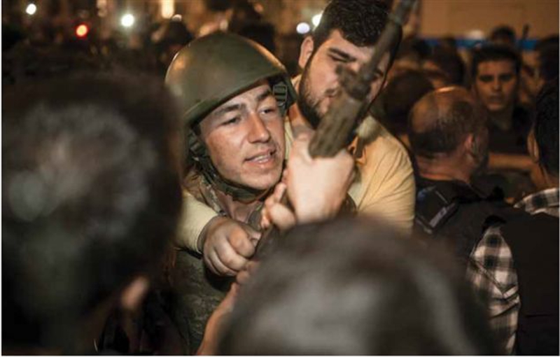 �stanbul Taksim Meydan�'nda toplanan vatanda�lar �stanbul ve Ankara'daki 'askeri kalk��maya' tepki g�sterdi Taksim An�t�'n�n �n�nde bekleyen askerler g�zalt�na al�nd�.    