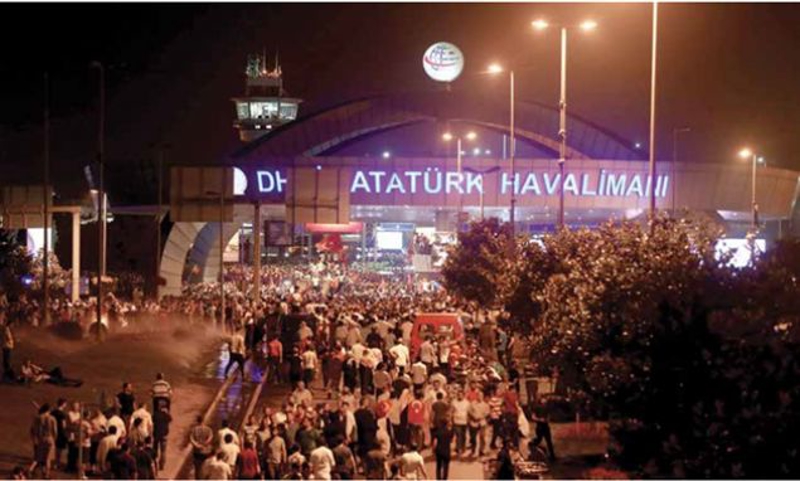Onbinlerce vatanda� FET�'n�n darbe giri�imine tepki g�stermek i�in �stanbul Atat�rk Havaliman�'na geldi.    