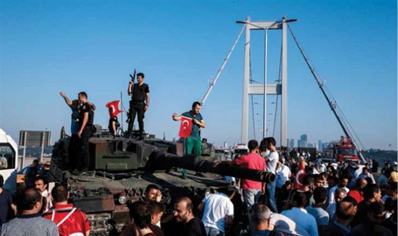 Bo�azi�i K�pr�s�'ndeki askerlerin polise teslim olmas�ndan sonra k�pr�deki tank�n �zerine ��kan vatanda�lar sevin� g�sterilerinde bulundu.    