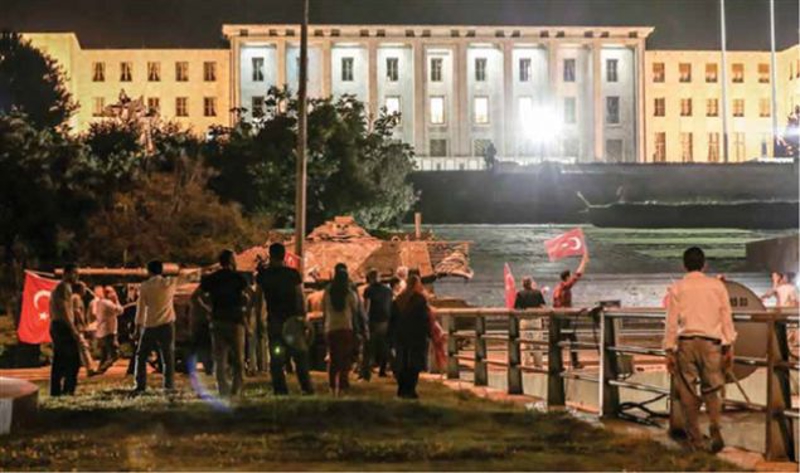Ankara K�z�lay istikametinden gelip Genelkurmay Ba�kanl��� �n�ne do�ru giden tanklar TBMM �n�nde, ellerindeki bayraklarla demokrasiye sahip ��kan halk�n direni�i ile kar��la�t�.    
