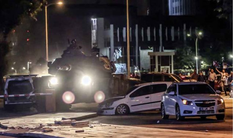 Ankara'da askeri kalk��ma s�ras�nda kentin caddelerine giren tanklar �zel ara�lar� ezerek ilerlerlediler.    