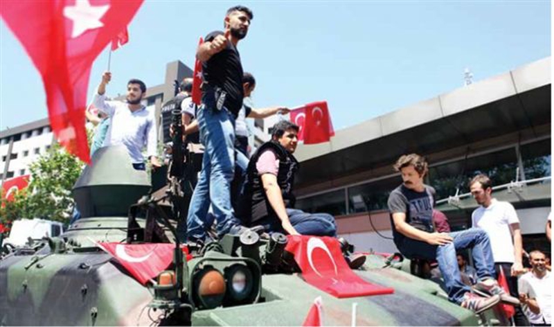 Ter�r �rg�t� (FET�) mensuplar�n�n darbe giri�imi s�ras�nda �stanbul Vatan Caddesi'ne getirilen tanklar polis ekipleri taraf�ndan �stanbul Emniyet M�d�rl��� bah�esine sokularak kontrol alt�na al�nd�.    
