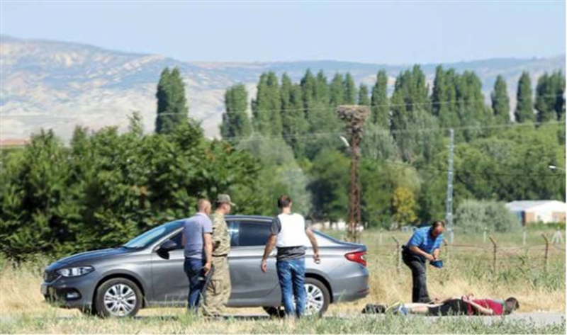 Ankara'n�n Kazan il�esi yak�n�ndaki Ak�nc� 4. Ana Jet �s Komutanl���'nda darbe giri�imi ile igili olarak baz� askerler g�zalt�na alt�na al�nd�.    