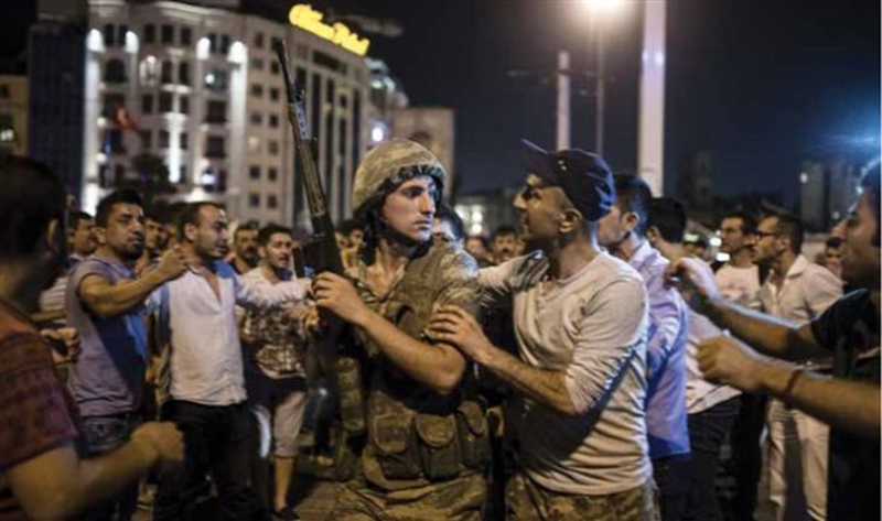 �stanbul Taksim Meydan�'nda toplanan vatanda�lar b�y�k kalabal�klar halinde askeri kalk��maya tepki g�sterdi.    