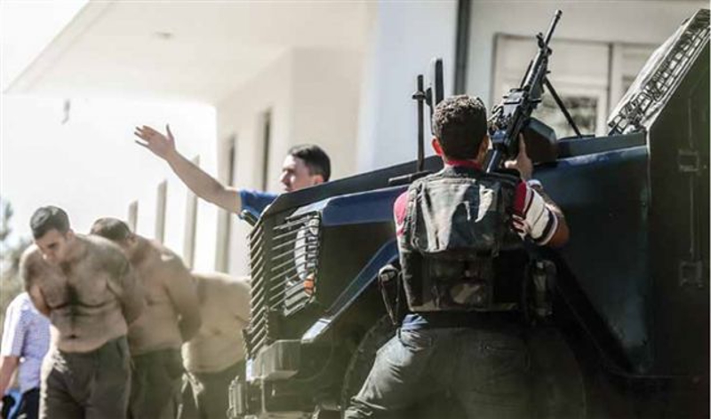 Fetullah�� Ter�r �rg�t�n�n (FET�) darbe giri�imi s�ras�nda �zel Harekat polislerinin operasyon d�zenledi�i Jandarma Genel Komutanl��� binas�nda g�zalt�na al�nan yakla��k 200 asker yar� ��plak vaziyette binadan ��kar�ld�.    