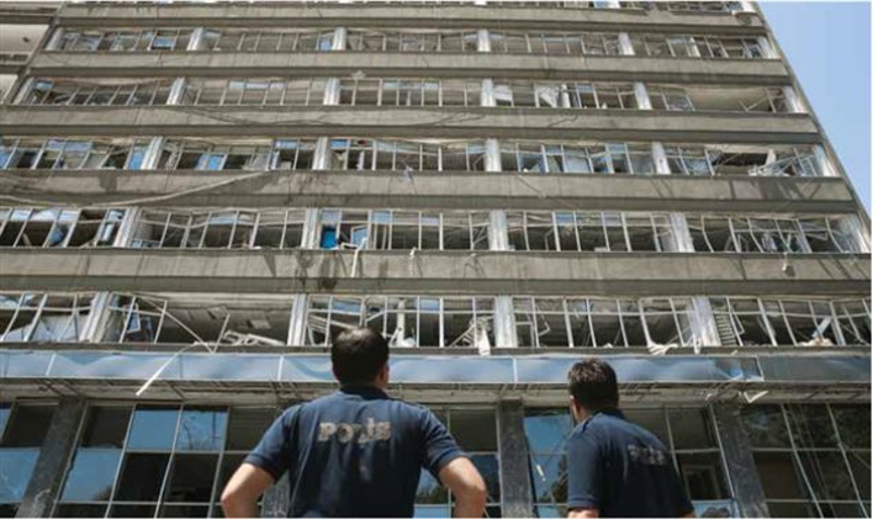 FET� mensuplar�nca darbe giri�iminde hedef al�nan Ankara Emniyet M�d�rl��� yerle�kesi i�indeki binalarda b�y�k hasar meydana geldi.    