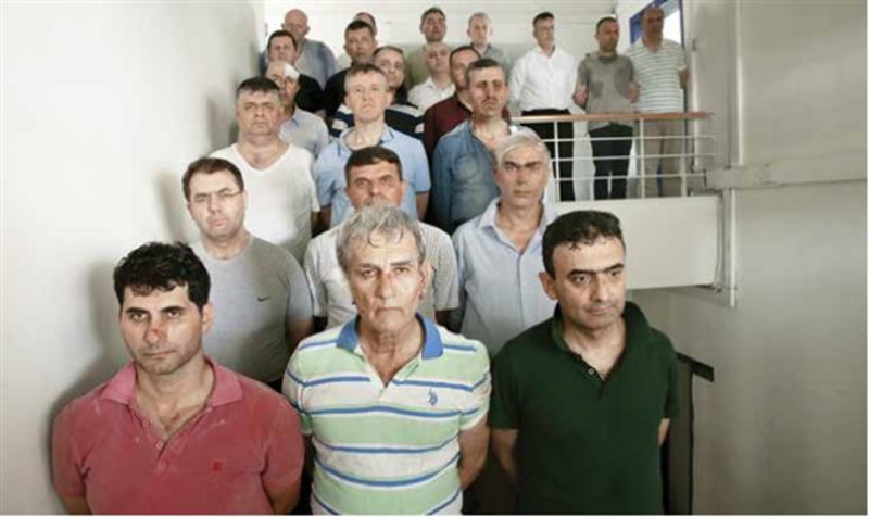 Ankara Emniyet M�d�rl���'nde g�z alt�nda tutulan Eski Hava Kuvvetleri Komutan� Orgeneral Ak�n �zt�rk (1. s�ra ortada) ve beraberindeki askerler.    