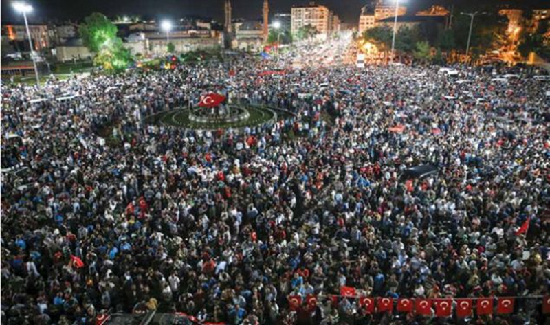 Sivas halk� askeri kalk��maya b�y�k kalabal�klar halinde bir araya gelerek tepki g�sterdi.    