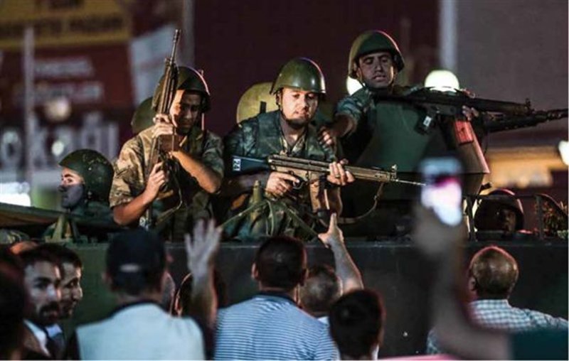 Ankara K�z�lay Meydan�'nda askeri kalk��may� protesto etmek i�in toplanan ve �zerlerine ate� a��lan vatanda�lar z�rhl� ara�ladaki silahl� askerleri protesto etti.    