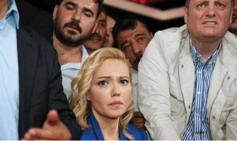 TRT'de, darbe giri�iminde bulunan b�l�c� ter�r �rg�t� FET�PDY mensuplar�n�n p�sk�rt�lmesinden sonra �al��anlar bir araya gelerek kalk��maya askeri kalk��maya tepkilerini ifade etti.    