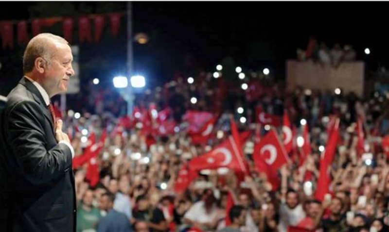 Cumhurba�kan� Recep Tayyip Erdo�an, Fetullah�� Ter�r �rg�t�'n�n (FET�) darbe giri�imine tepki ama�l� K�s�kl�'daki konutu �n�nde toplanan vatanda�lara hitap etti.    