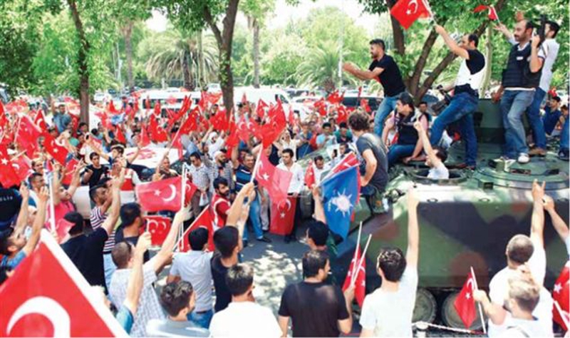 Ter�r �rg�t� (FET�) mensuplar�n�n darbe giri�imi s�ras�nda �stanbul Vatan Caddesi'ne askerlerin getirdi�i tanklar polis ekipleri taraf�ndan �stanbul Emniyet M�d�rl��� bah�esine getirilerek kontrol alt�na al�nd�.    