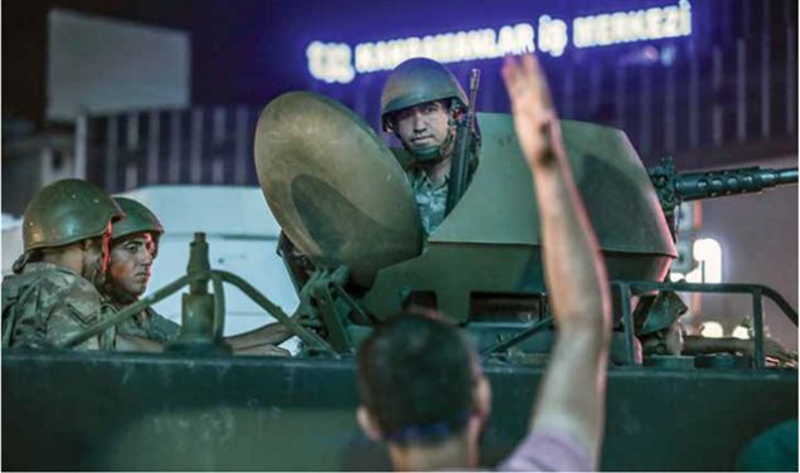 Ankara K�z�lay Meydan�'nda askeri kalk��may� protesto etmek i�in toplanan ve �zerlerine ate� a��lan vatanda�lar�n tepkisi.    