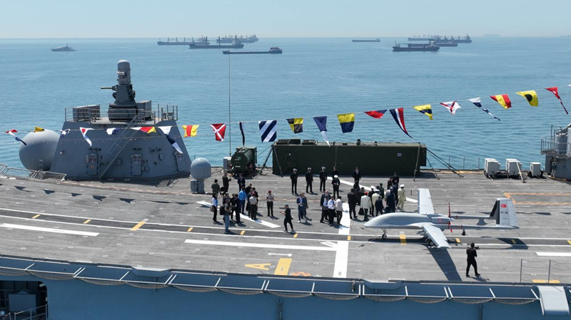 <p>Ziyarete i�tirak eden heyetin i�erisinde Nijerya'dan bakan d�zeyinde, G�ney Kore ve Portekiz'den amiral seviyesinde, Mo�olistan ve K�rg�zistan'dan general d�zeyinde temsilciler yer al�rken, Japonya, Guatemala, �spanya, H�rvatistan, �rd�n, Litvanya, Cezayir, Romanya ve T�rkmenistan'dan �st d�zey yetkililer de heyet i�erisinde yer ald�.</p>